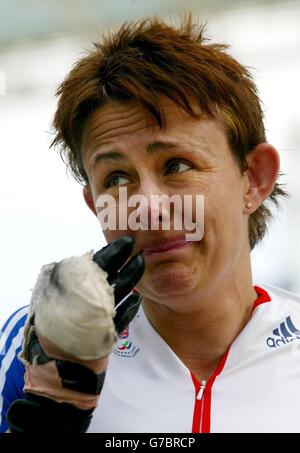 Tanni Grey Thompson, en Grande-Bretagne, montre son émotion après avoir remporté l'or dans le T53 400 mètres féminin aux Jeux paralympiques d'Athènes, en Grèce. POUR Banque D'Images