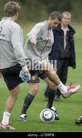 Roy Keane de Manchester United lors d'une séance d'entraînement au centre d'entraînement Carrington de son club à Manchester aujourd'hui, avant le match de la Ligue des champions de l'UEFA contre Fenerbahce demain. AUCUNE UTILISATION DE SITE WEB/INTERNET À MOINS QUE LE SITE NE SOIT ENREGISTRÉ AUPRÈS DE L'ASSOCIATION DE FOOTBALL PREMIER LEAGUE Banque D'Images