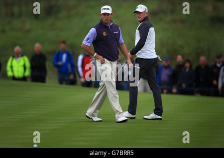 L'Angleterre Lee Westwood sur le 2ème vert avec son coéquipier de la coupe Ryder Europe pour la semaine prochaine, le pays de Galles Jamie Donaldson (à droite) , pendant la deuxième journée de l'Open de 2014 ISPS Handa Welsh au Celtic Manor, Newport. Banque D'Images