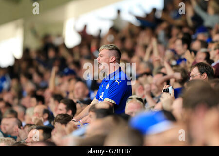 Football - Barclays Premier League - Leicester City / Manchester United - King Power Stadium. Un fan de Leicester City montre son soutien dans les tribunes Banque D'Images