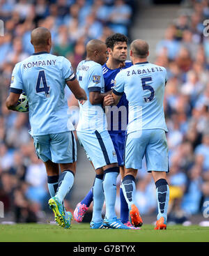 Pablo Zabaleta (à droite) de Manchester City soutient Diego Costa de Chelsea lors du match de la Barclays Premier League au Etihad Stadium de Manchester. APPUYEZ SUR ASSOCIATION photo. Date de la photo: Dimanche 21 septembre 2014. Voir PA Story FOOTBALL Man City. Le crédit photo devrait se lire: Martin Rickett/PA Wire. Ne pas utiliser avec les fichiers audio, vidéo, données, présentoirs ou club/ligue non officiels Banque D'Images