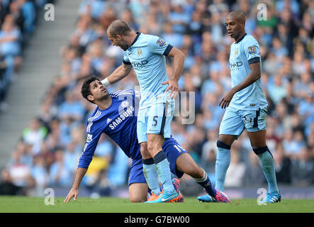 Pablo Zabaleta (au centre) de Manchester City s'en prend à Diego Costa de Chelsea lors du match de la Barclays Premier League au Etihad Stadium, à Manchester. APPUYEZ SUR ASSOCIATION photo. Date de la photo: Dimanche 21 septembre 2014. Voir PA Story FOOTBALL Man City. Le crédit photo devrait se lire: Martin Rickett/PA Wire. Ne pas utiliser avec les fichiers audio, vidéo, données, présentoirs ou club/ligue non officiels Banque D'Images