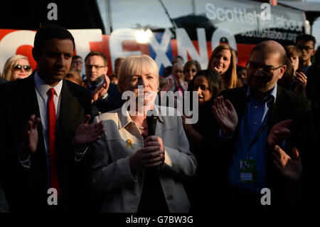 Johann Lamont, dirigeant du Parti travailliste écossais (au centre), arrive à bord du bus de bataille du référendum du Parti travailliste à la conférence annuelle du Parti travailliste à Manchester. Banque D'Images