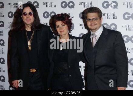 La chanteuse Ozzy Osbourne (à gauche), avec son épouse Sharon et son fils Jack, arrive pour la 7e édition annuelle des GQ Men of the Year Awards à l'Opéra royal de Covent Garden, dans le centre de Londres Banque D'Images