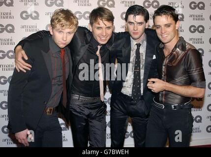 Le groupe écossais Franz Ferdinand, (l-r) Robert Hardy, Alexander Kapranos, Paul Thomson et Nicholas McCarthy, arrivent pour le 7e prix annuel des hommes de l'année GQ à l'Opéra royal de Covent Garden, dans le centre de Londres Banque D'Images