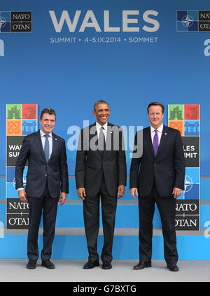 LE président AMÉRICAIN Barack Obama est aux mains du secrétaire général de l’OTAN Anders Fogh Rasmussen et du Premier ministre britannique David Cameron au début du sommet de l’OTAN au Celtic Manor Resort de Newport. Banque D'Images