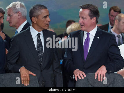 Le Premier ministre David Cameron et le président américain Barack Obama ainsi que les autres dirigeants de l'OTAN assistent à la première session du Sommet de l'OTAN de cette année au Celtic Manor de Newport, au sud du pays de Galles. Banque D'Images