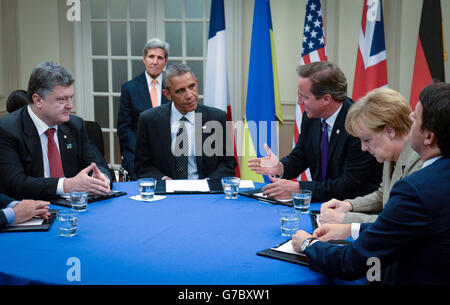 Le Premier ministre David Cameron tient une réunion avec le président américain Obama, la chancelière allemande Angela Merkel et le président ukrainien Petro Porochenko le premier jour du sommet de l'OTAN de cette année au Celtic Manor de Newport, au sud du pays de Galles. Banque D'Images