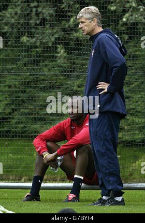 Arsenal Captain Patrick Vieira (assis) avec le Manager Arsene Wenger lors d'une session d'entraînement à Londres Colney près de St Albans, avant de jouer au PSV Eindhoven à la Champions League à Highbury demain. Banque D'Images