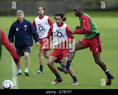 Patrick Vieira d'Arsenal (à droite) met son passe sous la pression de Robert pires lors d'une session d'entraînement à Londres Colney près de St Albans, avant de jouer au PSV Eindhoven à la Champions League à Highbury demain. Banque D'Images