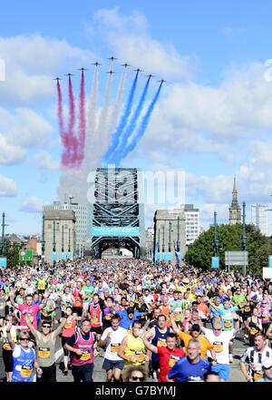 Les flèches rouges survolent le pont Tyne en 2014, Bupa Great North Run, Newcastle. Banque D'Images