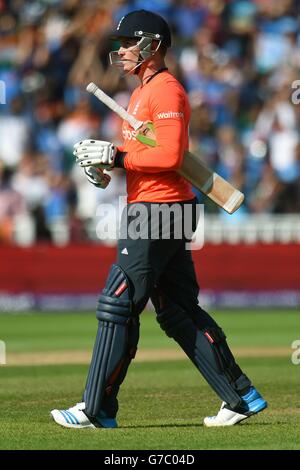 Jason Roy, de l'Angleterre, quitte le terrain après avoir été congédié pendant le match de NatWest International T20 à Edgbaston, Birmingham. Banque D'Images