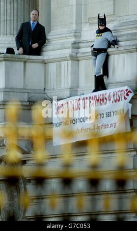 Un militant Pères 4 de la justice habillé comme Batman sur un balcon de Buckingham Palace.Jason Hatch, 33 ans, de Gloucester, a réussi à rejoindre la résidence royale malgré la présence de gardes armés, a déclaré le groupe.Matt O'Connor, porte-parole de l'organisation qui soutient les droits des pères, a déclaré : « nous avons un gars habillé comme Batman qui est sur Buckingham Palace sur un balcon. » Banque D'Images