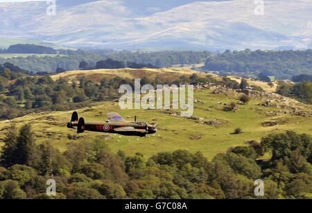 Un bombardier canadien Lancaster, l'un des deux seuls avions restants, se produit dans le survol de Lancaster du vol commémoratif de la bataille de Grande-Bretagne au-dessus de Windermere, à Cumbria. Banque D'Images