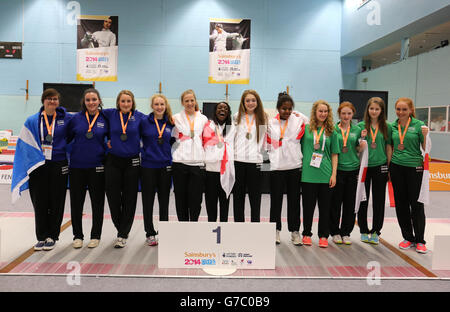 La cérémonie de remise des médailles pour le concours féminin de l'équipe de Foil Angleterre (centre) Écosse (à gauche) et pays de Galles (à droite) lors des Jeux scolaires de Sainsbury en 2014 au Wright Robinson College de Manchester. APPUYEZ SUR ASSOCIATION photo. Date de la photo: Dimanche 7 septembre 2014. Le crédit photo devrait se lire: Chris Radburn/PA Wire. Banque D'Images