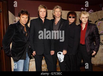 DURAN Duran (gauche-droite) Roger Taylor, Simon le bon, John Taylor, Andy Taylor et Nick Rhodes arrivent pour une lecture exclusive de leur nouvel album 'Astronaut', tenu à Taman Gang à Park Lane, dans le centre de Londres. Banque D'Images