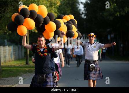 Football - UEFA Euro 2016 - qualification - Groupe D - Allemagne / Ecosse - signal Iduna Park.Les fans d'Écosse se promeunent au stade de l'UEFA Euro 2016 qualification, groupe D match au signal Iduna Park, Dortmund. Banque D'Images