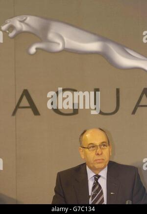 Joe Greenwell, président-directeur général de Jaguar lors d'une conférence de presse à l'usine de Whitley, à Coventry. La production de voitures Jaguar se termine sur son site de Browns Lane à Coventry, avec la perte de plus de 1,100 emplois, a annoncé aujourd'hui la société. Près de 750 cols blancs et 400 employés de production perdront leur emploi sur le site de Browns Lane à Coventry, mais Ford, propriétaire de l'entreprise, a déclaré qu'il n'y aura pas de licenciements obligatoires. Banque D'Images