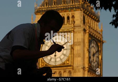 Un manifestant envoie une corne de chasse contre la chute de Big Ben alors qu'il rejoint des milliers d'autres manifestants pour manifester contre l'interdiction du gouvernement de chasser le renard sur la place du Parlement, dans le centre de Londres. Plus tôt aujourd'hui, un vote à l'intérieur de la Chambre des communes qui va faire un certain chemin pour décider de l'avenir du sport de terrain en Grande-Bretagne. Banque D'Images