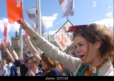 Daisey Crutchley (à droite), de Dorset, se joint à des milliers d'autres manifestants pour manifester contre l'interdiction proposée par le gouvernement de la chasse au renard sur la place du Parlement, dans le centre de Londres. Plus tard aujourd'hui, un vote à l'intérieur de la Chambre des communes va aller un peu vers décider de l'avenir du sport de terrain en Grande-Bretagne. Banque D'Images