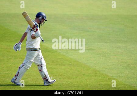 Gary Ballance du Yorkshire part après avoir été licencié le 99 au cours du deuxième jour du LV= County Championship Division One Match à Trent Bridge, Nottingham. PHOTO DE SOCIATION. Date de la photo: Mercredi 10 septembre 2014. Voir PA Story CRICKET Nottinghamshire. Le crédit photo devrait se lire comme suit : Simon Cooper/PA Wire Banque D'Images