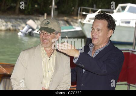 L'acteur AMÉRICAIN Tom Hanks (à droite) et le réalisateur Steven Spielberg arrivent au Lido à Venise pour promouvoir leur nouveau terminal de cinéma lors du 61e Festival international du film de Venise. Banque D'Images
