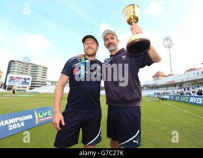 Le capitaine Andrew Gale célèbre la victoire du trophée du championnat de la division un du comté le long de l'entraîneur-chef latéral Jason Gillespie (à droite) pendant le quatrième jour du match du championnat du comté LV= de la division un à Trent Bridge, Nottingham. PHOTO DE SOCIATION. Date de la photo : vendredi 12 septembre 2014. Voir PA Story CRICKET Nottinghamshire. Le crédit photo devrait se lire comme suit : Mike Egerton/PA Wire Banque D'Images