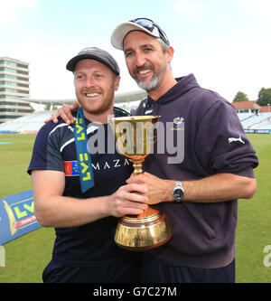 Le capitaine Andrew Gale célèbre la victoire du trophée du championnat de la division un du comté le long de l'entraîneur-chef latéral Jason Gillespie (à droite) pendant le quatrième jour du match du championnat du comté LV= de la division un à Trent Bridge, Nottingham. PHOTO DE SOCIATION. Date de la photo : vendredi 12 septembre 2014. Voir PA Story CRICKET Nottinghamshire. Le crédit photo devrait se lire comme suit : Mike Egerton/PA Wire Banque D'Images