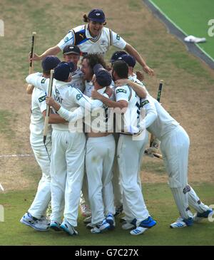 Ryan Sidebottom du Yorkshire est mocké après qu'il ait remporté le dernier match de cricket de James Taylor du Nottinghamshire pour remporter le championnat au cours du quatrième jour du LV= County Championship Division One Match à Trent Bridge, Nottingham. PHOTO DE SOCIATION. Date de la photo : vendredi 12 septembre 2014. Voir PA Story CRICKET Nottinghamshire. Le crédit photo devrait se lire comme suit : Mike Egerton/PA Wire Banque D'Images