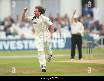 Ryan Sidebottom du Yorkshire est mocké après qu'il a remporté le cricket de Chris Read du Nottinghamshire pendant le Championnat pendant le quatrième jour du LV= County Championship Division One Match à Trent Bridge, Nottingham. PHOTO DE SOCIATION. Date de la photo : vendredi 12 septembre 2014. Voir PA Story CRICKET Nottinghamshire. Le crédit photo devrait se lire comme suit : Mike Egerton/PA Wire Banque D'Images