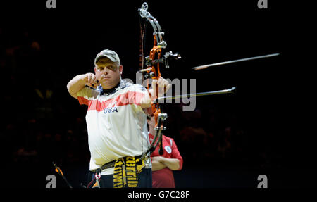 Richard Burkett des États-Unis est en compétition lors du match individuel de médaille d'or du tir à l'arc des hommes lors des Invictus Games 2014 à Londres. Banque D'Images