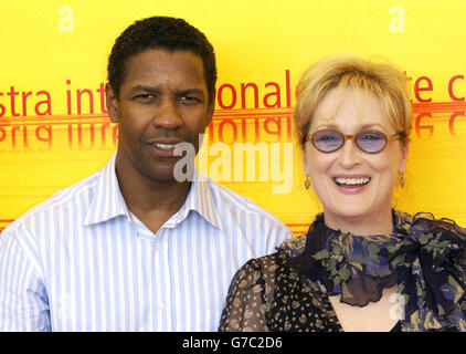 Les acteurs hollywoodiens Denzel Washington et Meryl Streep posent pour les photographes lors d'un photocall pour promouvoir leur nouveau film le candidat Manchurien au 61e Festival du film de Venise au Lido, à Venise, en Italie. Banque D'Images