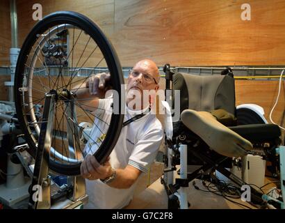 Le technicien d'Ottocock Michael Hall, dont la société fabrique les prothèses et les fauteuils roulants de la plupart des athlètes participant aux Jeux Invictus, répare une roue bouclée à partir d'un fauteuil roulant, à l'extérieur de l'aréna Copperbox, dans le parc Queen Elizabeth, à Stratford-est de Londres. Banque D'Images