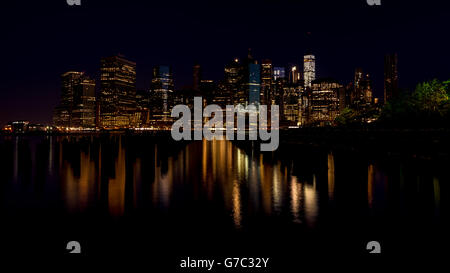 Les lumières de la ville de New York City et de l'eau reflet de nuit Banque D'Images