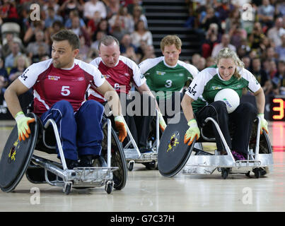 Zara Tindall de l'équipe Invictus en action contre l'équipe Endeavour lors d'une exposition de rugby en fauteuil roulant au cours du troisième jour de la compétition d'athlétisme des Jeux Invictus, à la Copper Box Arena du parc olympique Queen Elizabeth, Londres. Banque D'Images