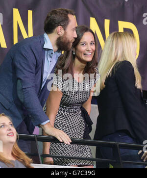 James Middleton et Pippa Middleton regardant le rugby en fauteuil roulant pendant le troisième jour de la compétition sportive des Invictus Games, à la Copper Box Arena du parc olympique Queen Elizabeth, Londres. Banque D'Images