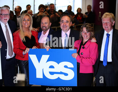 Le premier ministre Alex Salmond avec des chefs d'entreprise de gauche à droite : Ralph Topping (ancien directeur général de William Hill), Marie Macklin (Groupe Klin) Brian Souter (Stagecoach) Alex Salmond, Michelle Thomson (Business for Scotland) et Dan MacDonald (MacDonald Esatates) lors d'un photocall à l'aéroport d'Édimbourg avant le référendum écossais. Banque D'Images