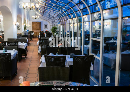 Un restaurant avec une véranda - paroi en verre de nuit. Banque D'Images