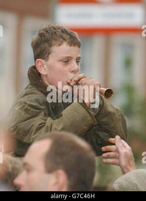 Joe Brough, 14 ans, d'Exeter, Devon, qui soufflait d'une corne de chasse. Plus tôt, il a été retenu par la police à Exeter lors de la bagarre après le départ du ministre des Affaires rurales, Alun Michael. Des manifestants pro-chasse ont attaqué la voiture de M. Michael alors qu'il quittait une conférence de presse ce soir. Le véhicule a été pélé avec des œufs par la foule forte de 300 personnes qui s'est rassemblée de l'autre côté de la route. Les manifestants se sont jetés devant la voiture et des dizaines d'autres ont brisé des lignes de police et des barricades. Banque D'Images