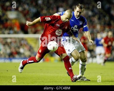 Christian Roberts de Bristol City (à gauche) a relevé le défi d'Alan Stubbs d'Everton lors de leur deuxième match de la coupe de carling à Ashton Gate, Bristol. Banque D'Images