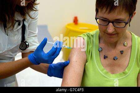 Dr Felicity Hartnell, L'OMS, qui est membre de la recherche clinique de l'Université d'Oxford, injecte le vaccin contre l'Ebola appelé Adenovirus Chimp de type 3 (ChAd3) à Ruth Atkins, est la première volontaire britannique en bonne santé à recevoir un vaccin contre l'Ebola au Centre de Vaccinologie clinique et de médecine tropicale (CCVTM) d'Oxford. Banque D'Images