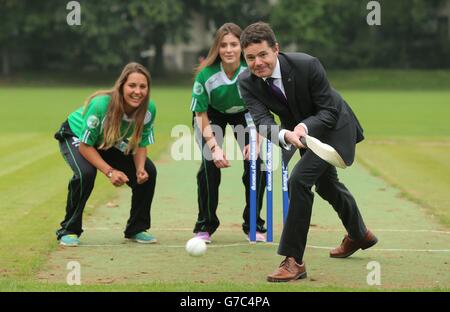 Elena Tice et Fiona Gill, en Irlande, et Paschal Donohoe, ministre des Transports, du Tourisme et des Sports, lors d'une séance photo au Trinity College de Dublin. Banque D'Images