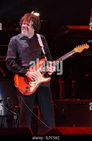 Gary Moore se produit sur scène lors du concert Miller Strat Pack, qui a eu lieu à la Wembley Arena, Londres. Banque D'Images