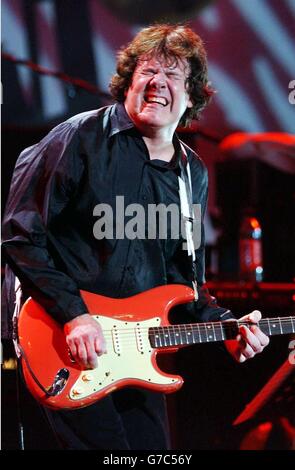 Gary Moore se produit sur scène lors du concert Miller Strat Pack, qui a eu lieu à la Wembley Arena, Londres. Banque D'Images