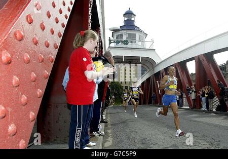 Kelly Holmes, double médaillée d'or olympique, traverse la rivière Tyne au-dessus du pont d'oscillation de Newcastle sur le chemin de la victoire dans le Grand North Mile à Newcastle. Banque D'Images