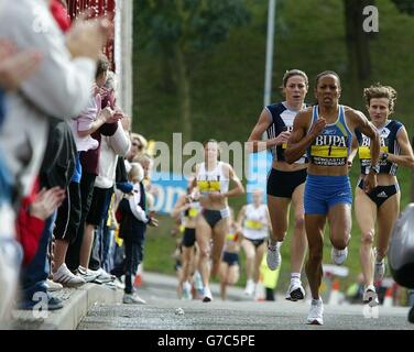 Kelly Holmes, double médaillée d'or olympique, traverse la rivière Tyne au-dessus du pont d'oscillation de Newcastle sur le chemin de la victoire dans le Grand North Mile à Newcastle. Banque D'Images