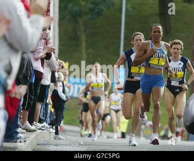 Kelly Holmes, double médaillée d'or olympique, traverse la rivière Tyne au-dessus du Newcastle Swing Bridge sur le chemin de la victoire dans le Great North Mile à Newcastle. Banque D'Images