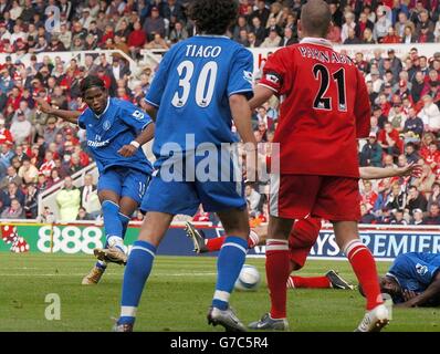 Didier Drogba (à gauche) de Chelsea tire dans le but gagnant contre Middlesbrough lors du match Barclaycard Premiership au stade Riverside. Banque D'Images