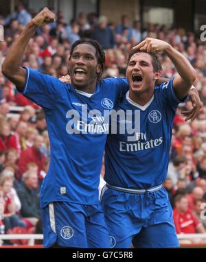 Didier Drogba (à gauche) de Chelsea célèbre son but gagnant pour Chelsea avec Frank Lampard lors du match Barclaycard Premiership au stade Riverside, Middlesbrough. Note finale Middlesbrough 1-0 Chelsea. Banque D'Images