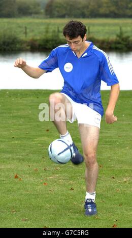 Le footballeur Ralf Little pose pour les photographes lors d'une séance photo avant le match de Sky One au Bisham Abbey Sports Center.Le 3 octobre, une équipe de football de célébrité entrera dans l'académie de formation de Newcastle United et, dirigée par Graham Taylor, sera soumise à une semaine de formation professionnelle.À la fin de la semaine, l'équipe jouera un match contre un jeu de légendes de Premiership X1 sous Bobby Robson.Photo PA : Ian West. Banque D'Images